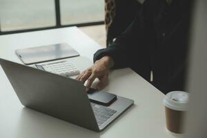 imprenditore uomo d'affari asiatico e donna d'affari che discutono di un nuovo progetto di business in tablet in una riunione moderna in un ufficio moderno, concetto casual business asiatico. foto