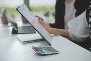 imprenditore uomo d'affari asiatico e donna d'affari che discutono di un nuovo progetto di business in tablet in una riunione moderna in un ufficio moderno, concetto casual business asiatico. foto