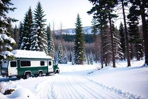 realistico foto paesaggio di inverno neve foresta e camper, ai generativo