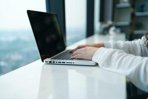 attività commerciale uomo Lavorando con il computer portatile. giovane attività commerciale uomo pensiero concentrato a opera. foto