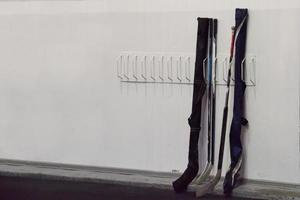 bastoni da hockey vicino allo spogliatoio prima della partita foto