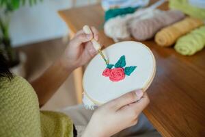 punch ago. asiatico donna fabbricazione fatto a mano passatempo maglieria nel studio officina. progettista posto di lavoro fatto a mano mestiere progetto Fai da te ricamo concetto. foto