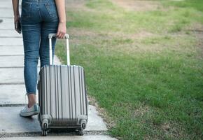 viaggiatore donna trasporto bagaglio. turista a piedi con valigie viaggio stile di vita concetto. foto