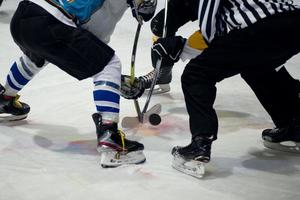 i giocatori di hockey su ghiaccio giocano a hockey su ghiaccio foto