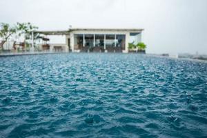 piscina a Yogyakarta durante la pioggia