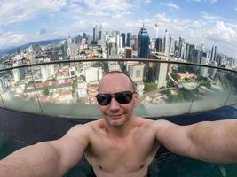selfie su uomo con kuala lumpur sullo sfondo