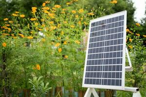 solare pannello sistema vicino il Casa fotovoltaico alternativa elettricità fonte - concetto di solare pannello sostenibile risorse. foto