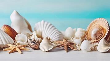 invocando estate vibrazioni con un' composizione di spiaggia stella marina, conchiglie, e un' bianca di legno tavolo. generativo ai foto