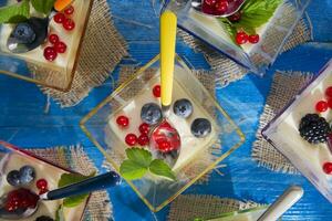 panna cotta con frutti di bosco foto