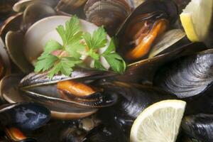 un' ciotola di cozze con Limone e prezzemolo foto