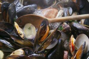 un' ciotola di cozze con Limone e prezzemolo foto