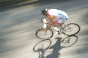 un' uomo equitazione un' bicicletta foto