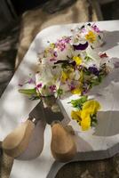 formaggio di capra con fiori commestibili foto