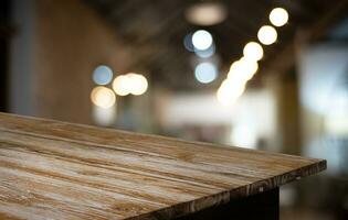 legna tavolo superiore nel sfocatura sfondo camera interno con vuoto copia spazio. foto