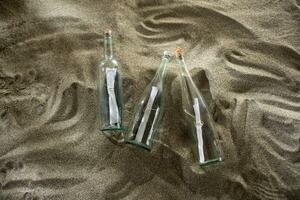 Messaggio nel un' bottiglia a il spiaggia foto