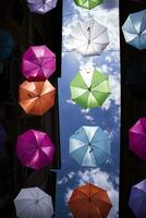 ombrelli di diverso colori foto