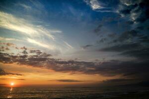 tramonto sul mare foto