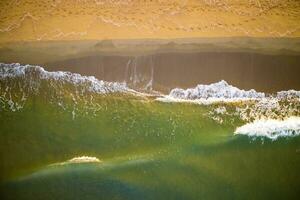 mare onde su il spiaggia foto