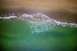 mare onde su il spiaggia foto