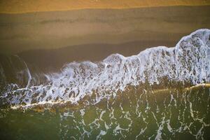 mare onde su il spiaggia foto