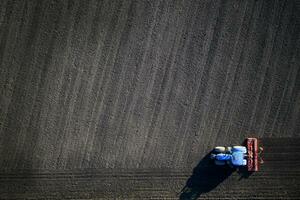 terra in lavorazione nel il autunno foto