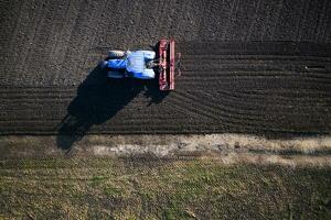 terra in lavorazione nel il autunno foto