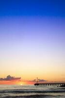 tramonto su il cinque molo Massa Italia foto