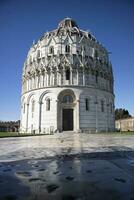 il battistero nel piazza dei miracoli nel pisa foto