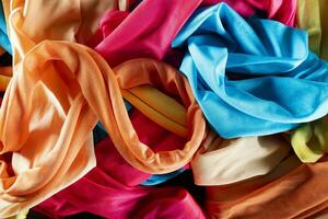 un' gruppo di multicolore stoffa tendaggio foto