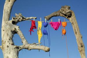 Da donna costume da bagno per asciutto su un' gratuito spiaggia foto