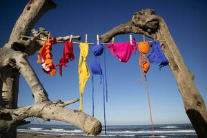 Da donna costume da bagno per asciutto su un' gratuito spiaggia foto