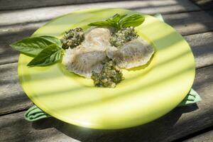 legume ravioli con Ceci e Lenticchie nel basilico salsa foto