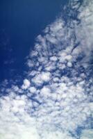 il geometrico composizione di il nuvole foto