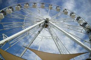 Ferris ruota di bianca colore nel blu cielo foto