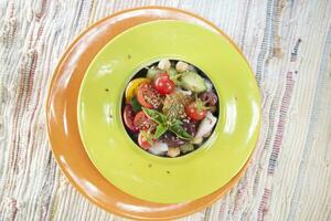 rinfrescante mediterraneo insalata ideale per il estate foto