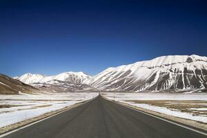 il panoramico strada per castelluccio di norcia foto