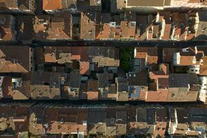 aereo tiro di il tetti di terracotta piastrelle foto