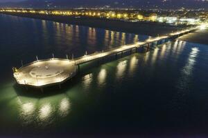 notte aereo Visualizza di il molo di marina di pietrasanta Toscana Italia foto