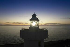 aereo Visualizza di un' marittimo faro prese a notte foto