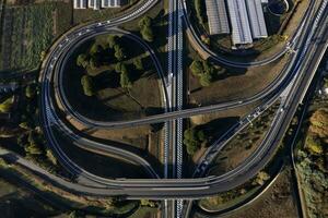 aereo Visualizza di un' autostrada giunzione fotografato durante il giorno foto