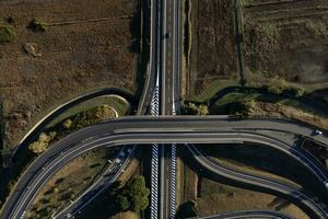 aereo Visualizza di un' autostrada giunzione fotografato durante il giorno foto