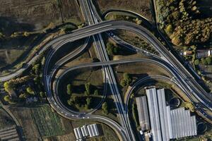 aereo Visualizza di un' autostrada giunzione fotografato durante il giorno foto
