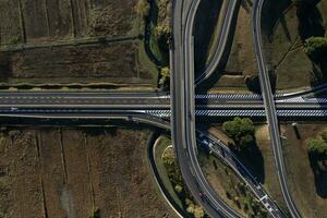 aereo Visualizza di un' autostrada giunzione fotografato durante il giorno foto