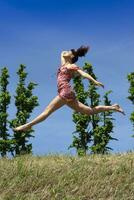 ragazza salto nel natura nel primavera stagione foto