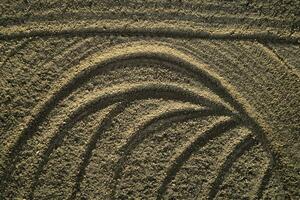 il disegni sinistra dopo Lavorando il terra foto