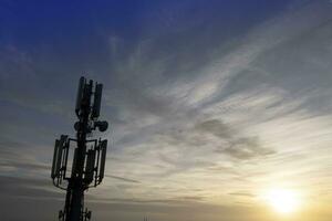 foto sparare di un' telefono ripetitore nel il montagne