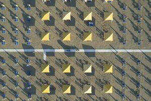 il attrezzata spiaggia di versilia visto a partire dal sopra foto