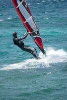 un' uomo windsurf nel il oceano foto