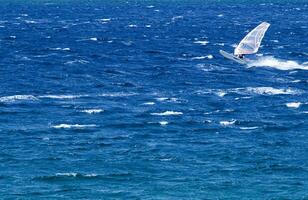 un' uomo windsurf nel il oceano foto