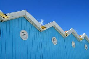 un' blu edificio con bianca tagliare foto